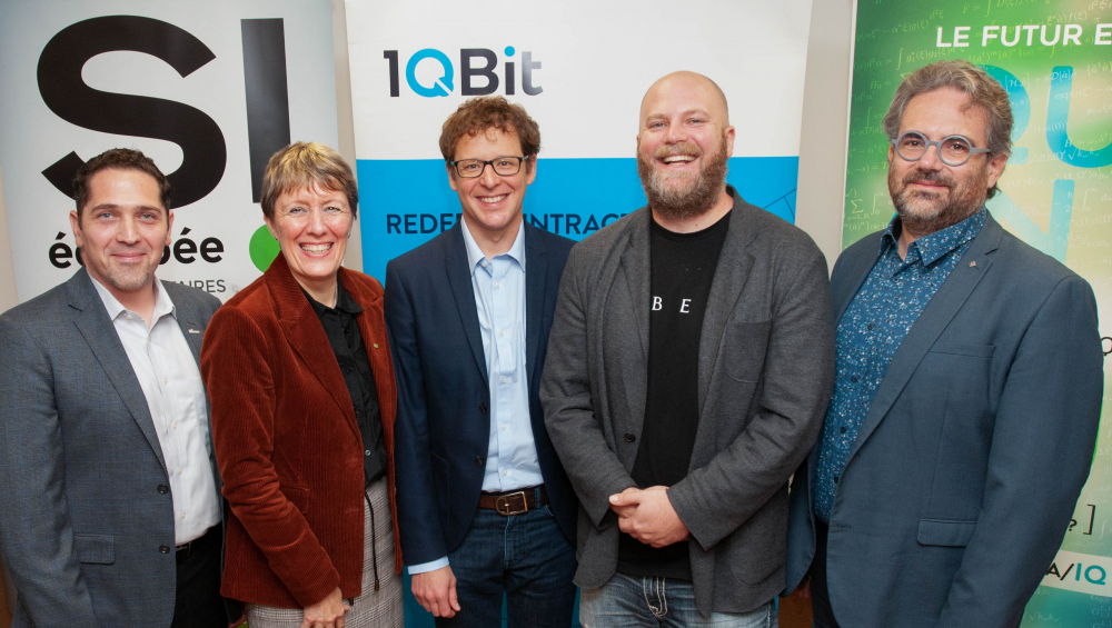 De gauche à droite : Jesse Vincent-Herscovici, vice-président, Mitacs; Josée Fortin, directrice générale, Sherbrooke Innopole; le Pr Alexandre Blais, directeur scientifique, Institut quantique de l’UdeS; Andrew Fursman, pdg, 1QBit; le Pr Vincent Aimez, vice-recteur à la valorisation et aux partenariats, UdeS.